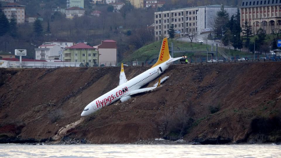 pesawat boeing 737 800 tergantung di tebing