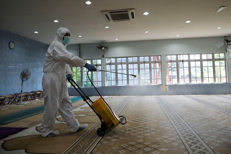 petugas disinfeksi surau dan masjid