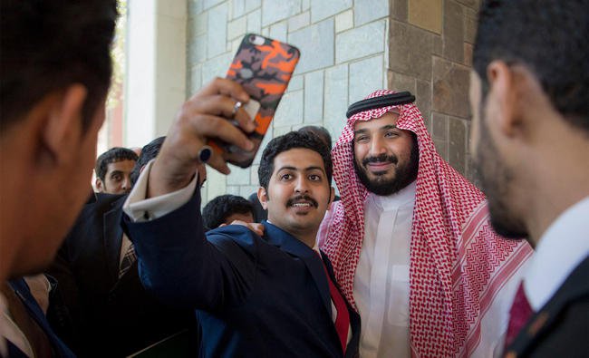 pewaris raja saudi selfie dengan orang ramai