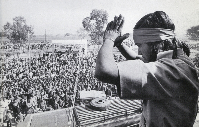 phoolan devi dihormati 371