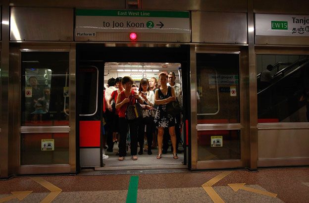 pintu mrt singapura rosak akibat gula getah larangan