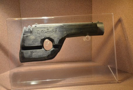 pistol palsu