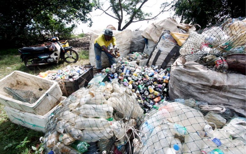 plastik sampah di pulau indah