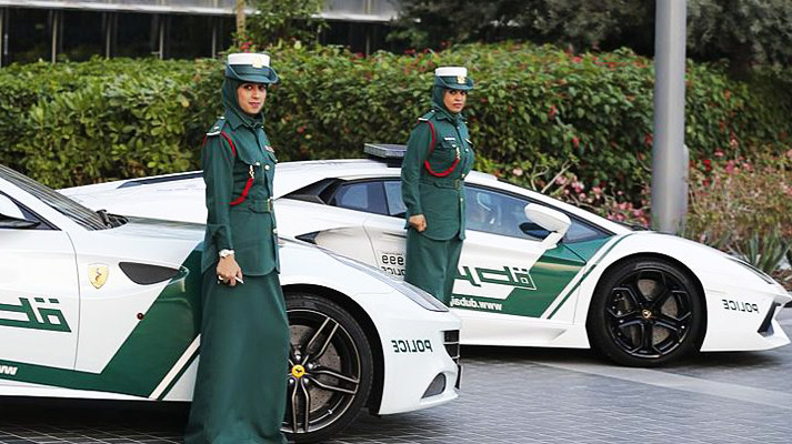 polis dubai menggunakan kereta sport 419