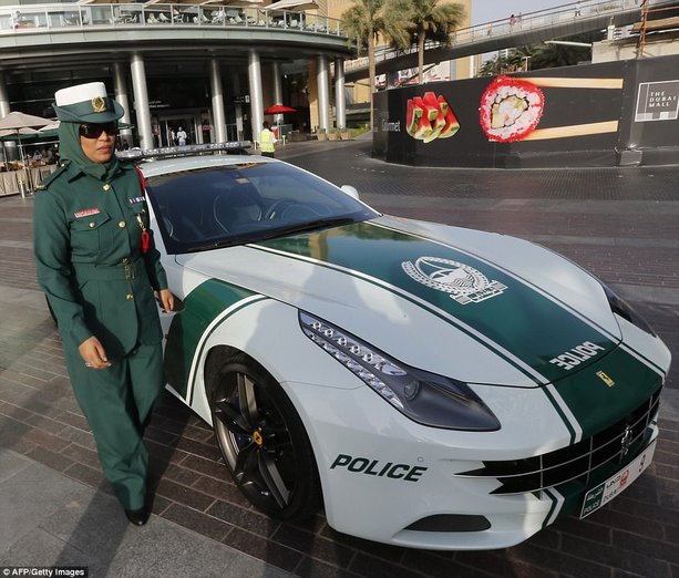 polis wanita dubai dengan supercar