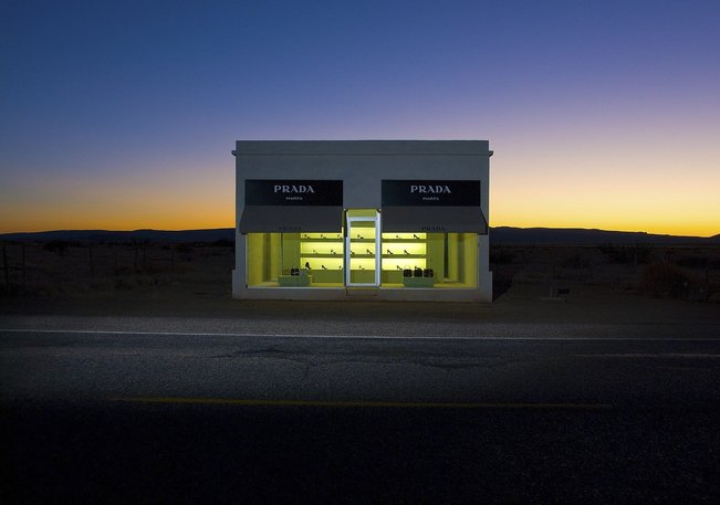 prada marfa pada waktu malam 860