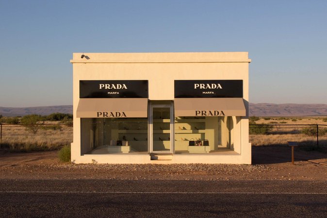 prada marfa pada waktu siang