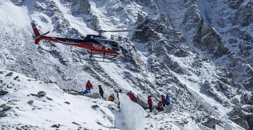 proses menyelamatkan mayat di gunung everest