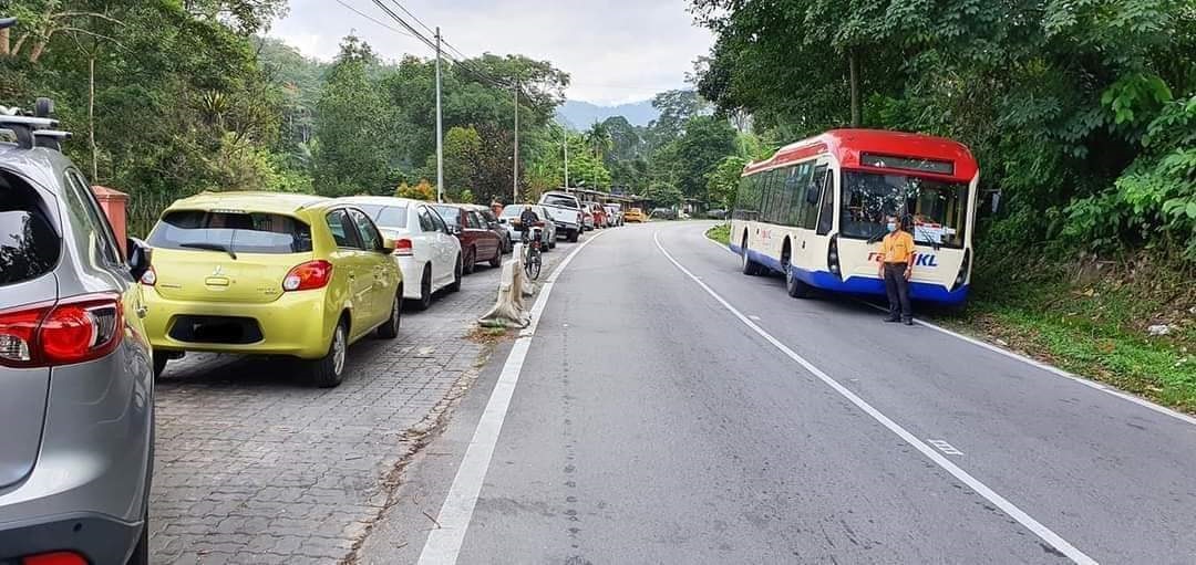 puluhan basikal parkir di kawasan hentian bas