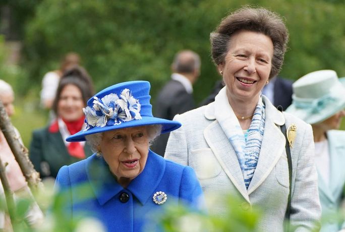 ratu elizabeth ii dan puteri anne