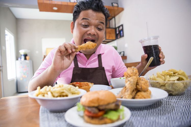 renung orang lain makan