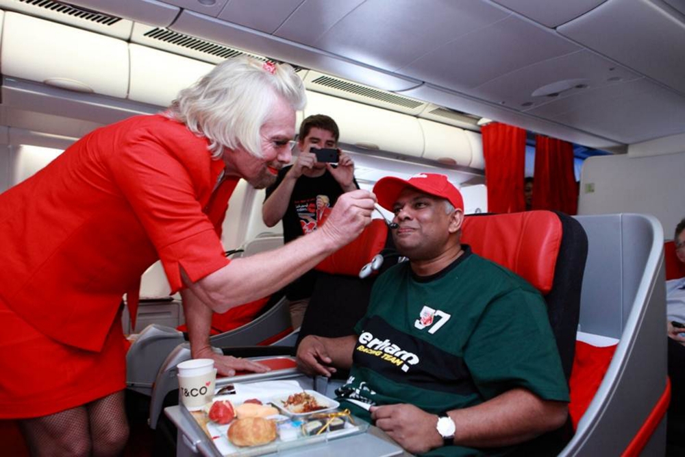 richard branson berpakaian seperti pramugari akibat kalah bet dengan tony fernandes