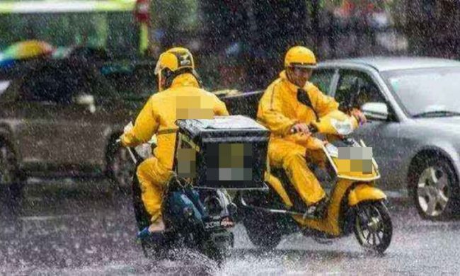 rider hantar makanan hujan