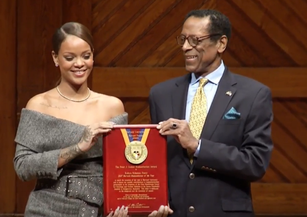 rihanna terima anugerah harvard