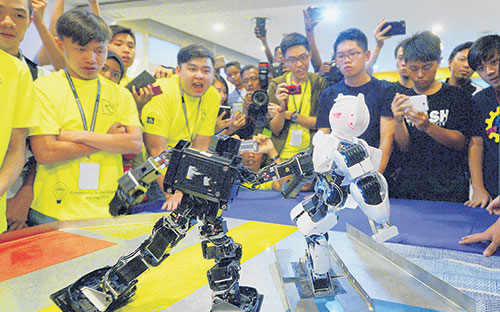 robot kecil bertarung