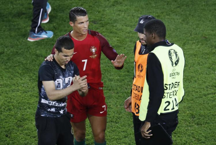 ronaldo sentiasa mempertahankan peminatnya yang menceroboh padang untuk berjumpa beliau