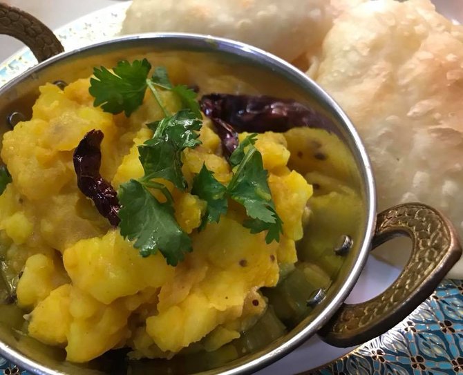 roti puri dan potato masala