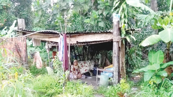 rumah usang warga tua