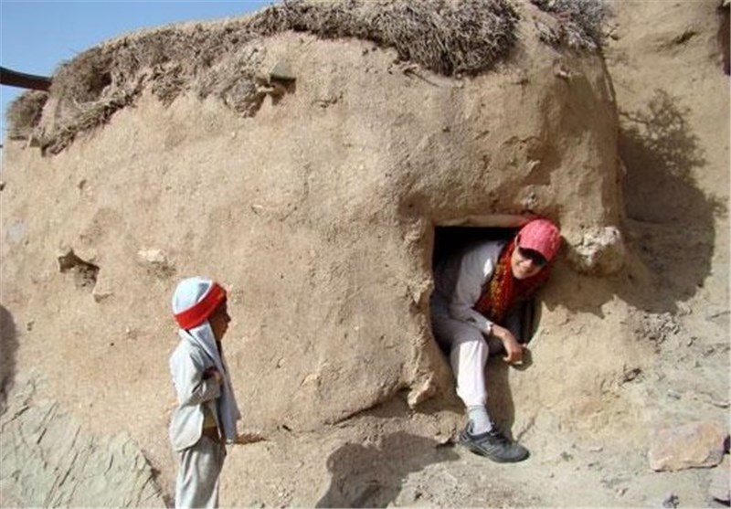 saiz pelancong dengan rumah di makhunik iran