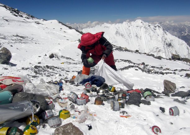 sampah di gunung everest