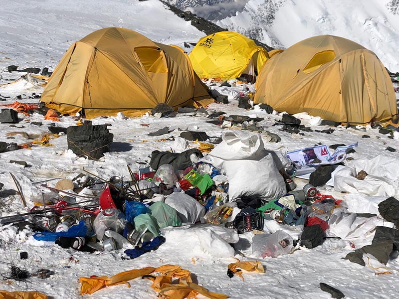 sampah sarap dan mayat di gunung everest