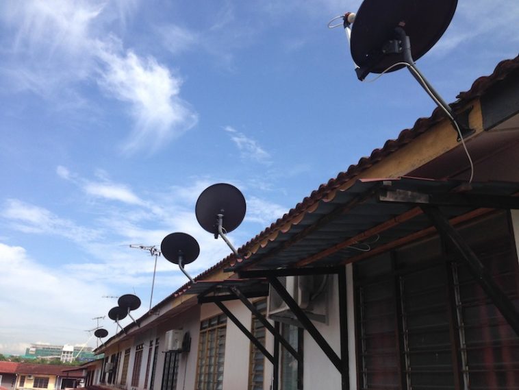 satelit televisyen di rumah