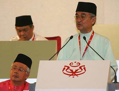 sejarah penubuhan umno tun abdullah ahmad badawi