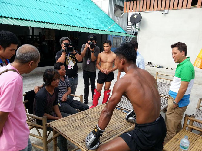 sekumpulan lelaki cuba untuk bergaduh dengan buakaw banchamek