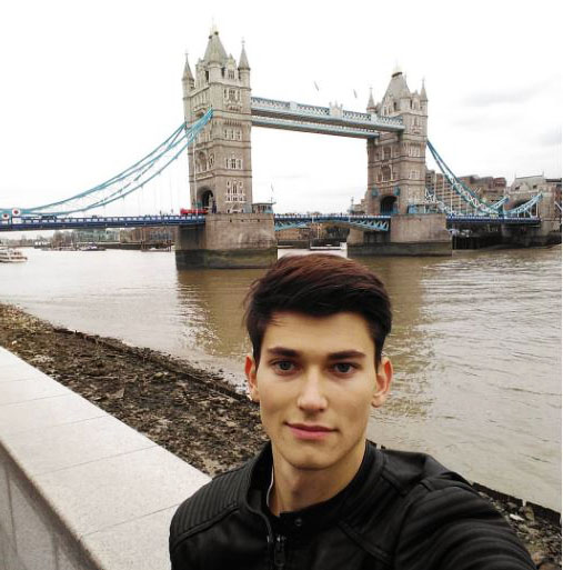 selfie bersama tower bridge