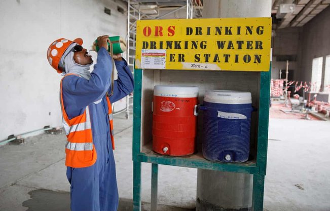 seorang pekerja minum air