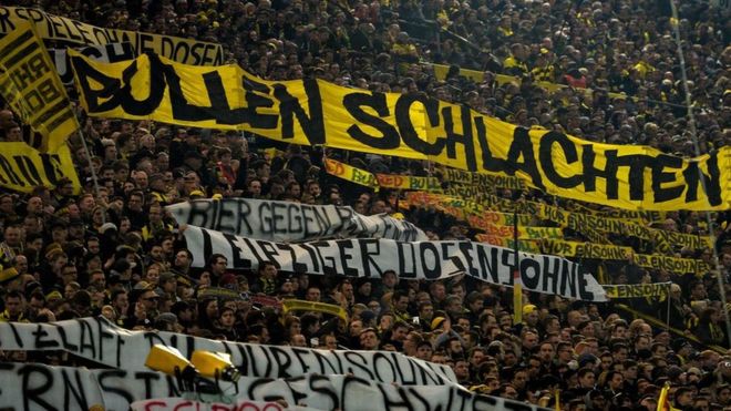 sepanduk slaughter bulls dan beberapa yang lain muncul dalam perlawanan antara borussia dortmund dan rb leipzig