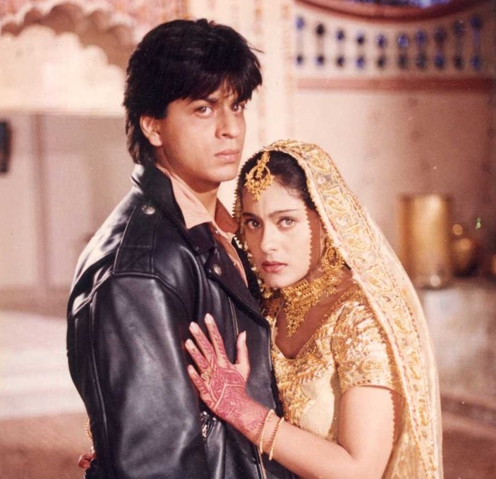 shah rukh khan dan kajol dalam dilwale dulhania le jayenge