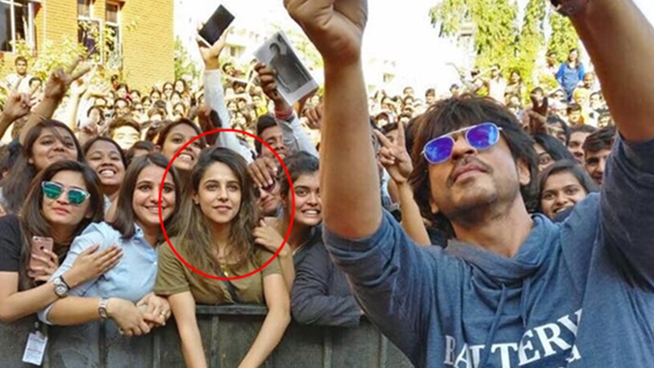 shah rukh khan mengambil gambar selfie