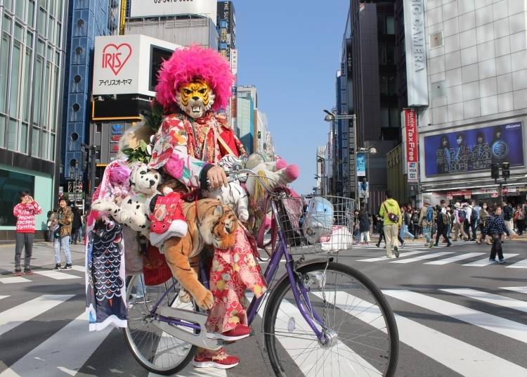 shinjuku tiger menaiki basikal