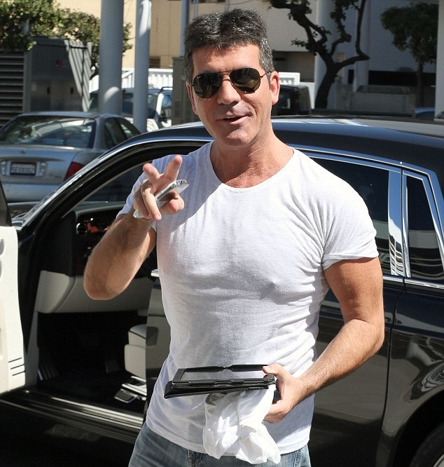 simon cowell sering dilihat dengan t shirt putih ringkas