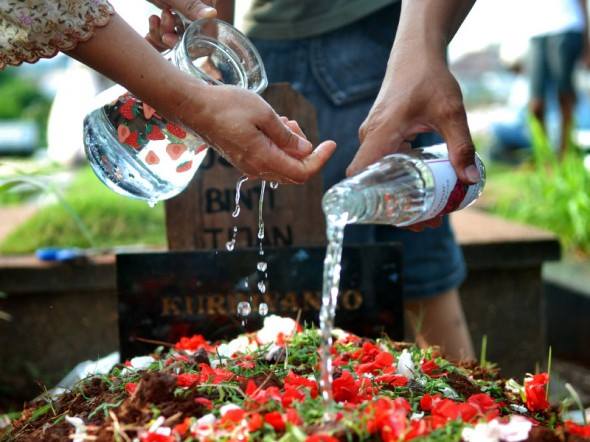 siram dan tabur bunga di atas kubur