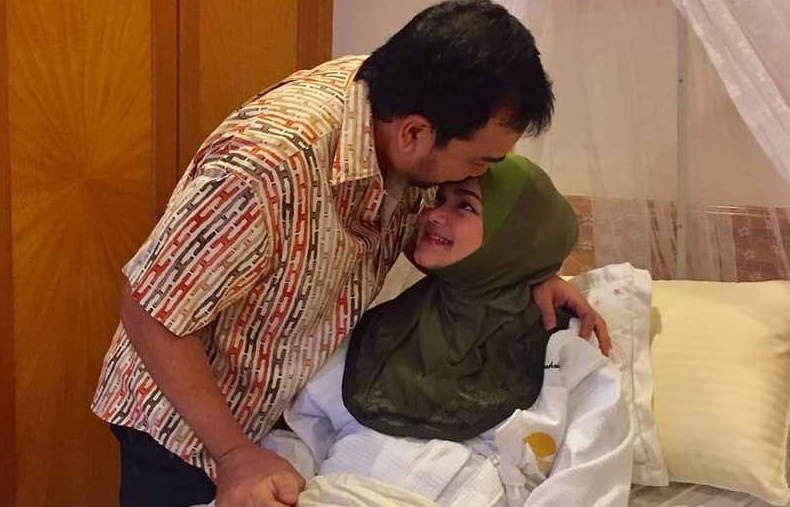 siti nurhaliza dan datuk k akhirnya timang anak