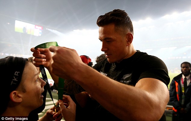 sonny williams memberikan pingat kemenangan world cup kepada seorang peminat muda