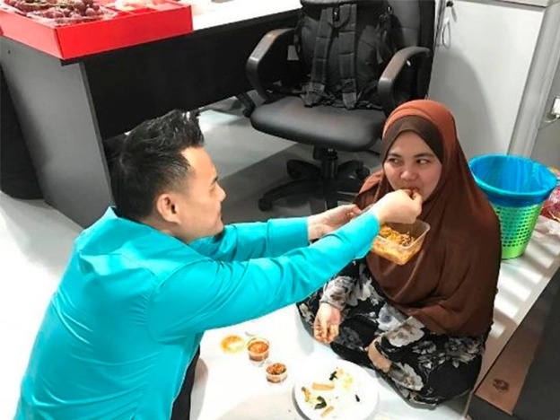 suami tutup mulut isteri kerana terlalu rajin bercerita