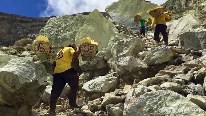 sulfur yang penuh perlu dibawa ke atas melalui cerun yang curam