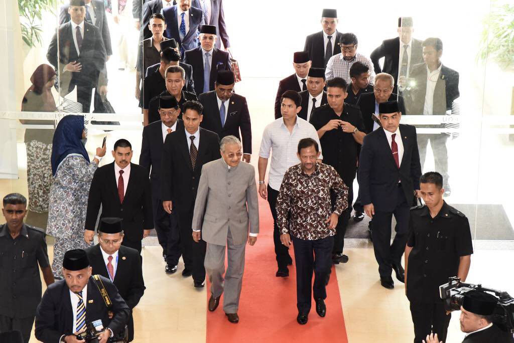 sultan brunei temui tun mahathir pandu sendiri kereta 4 87