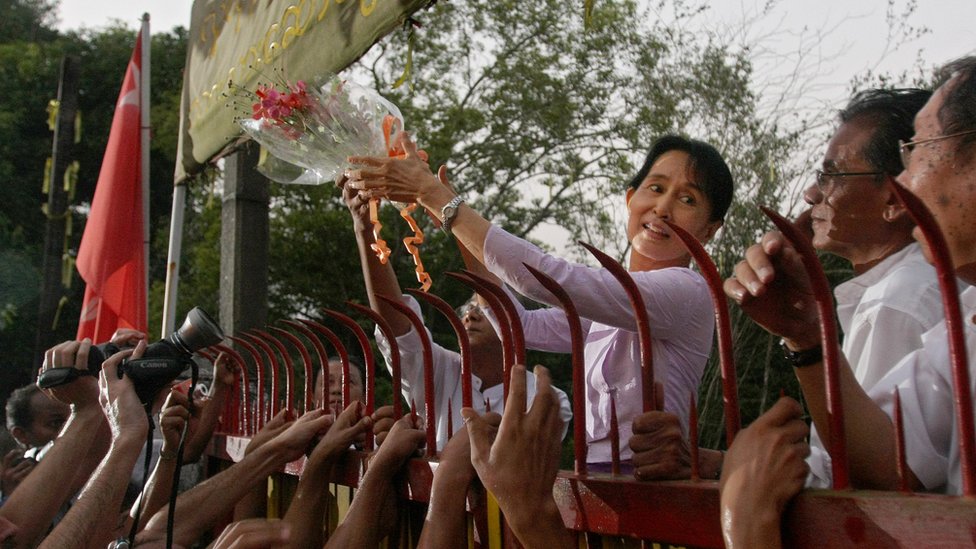 suu kyi ketika menjalani tahanan rumah