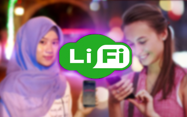 teknologi lifi gadis pegang phone