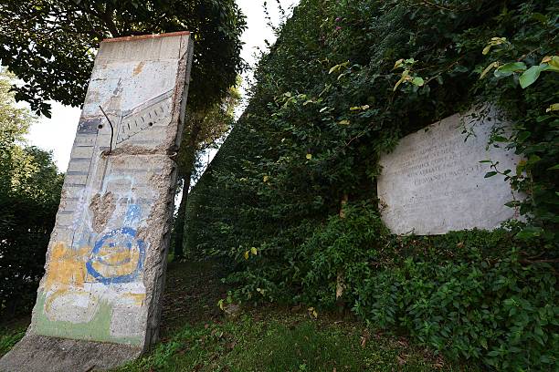 tembok berlin vatican city tempat paderi berehat dan bermeditasi 498