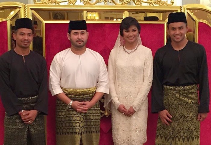 tengku ismail tengku mahkota johor mengenakan baju melayu teluk belanga