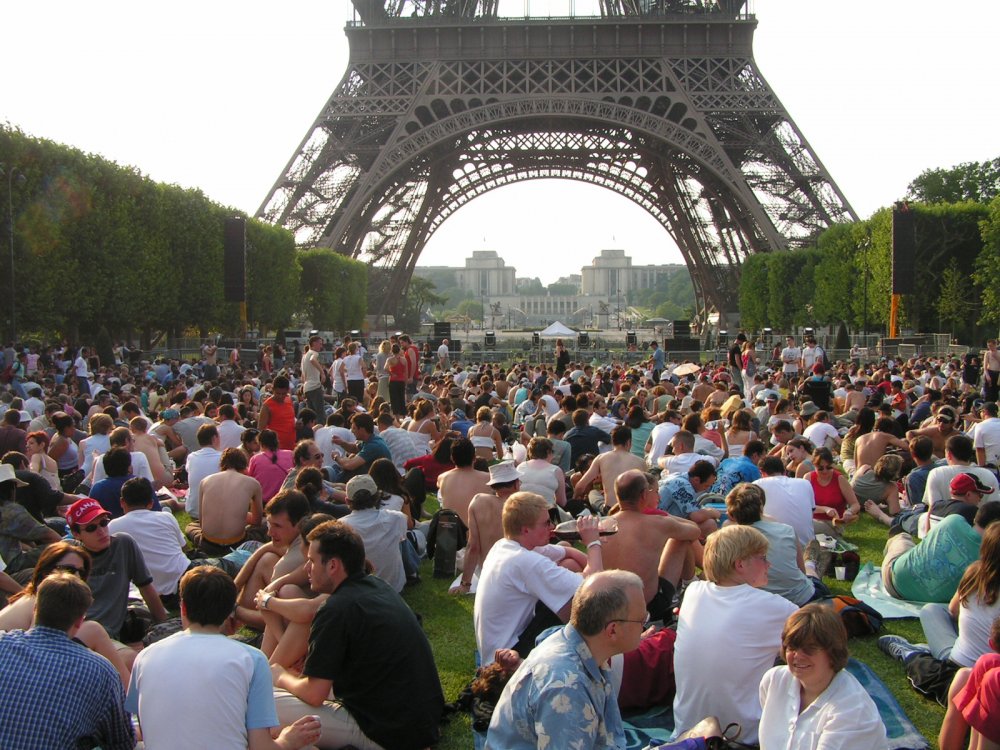 terlalu ramai pelancong di menara eiffel 455