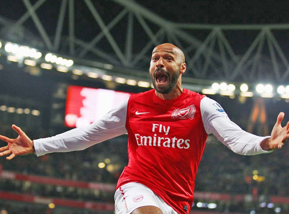 thierry henry jaring gol dalam penampilan semula arsenal