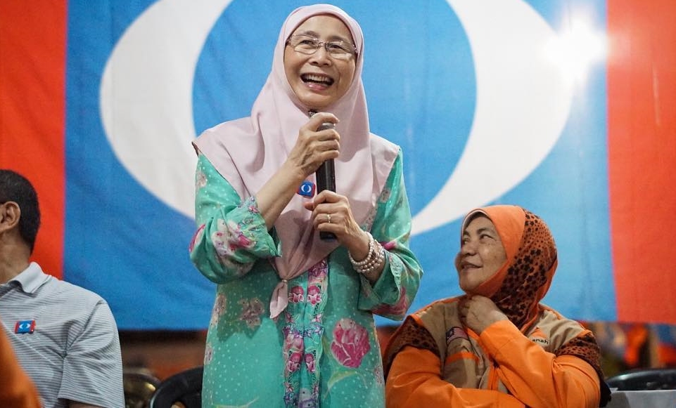 timbalan perdana menteri wan azizah hanya follow seorang selebriti sahaja 1