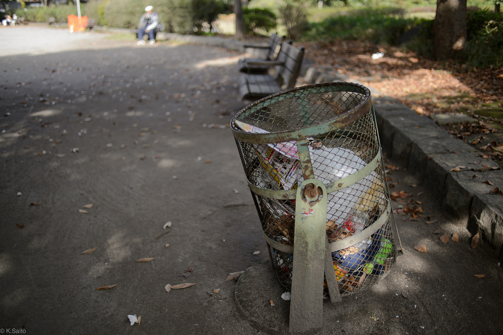 tong sampah lama yang masih belum dibuang tokyo