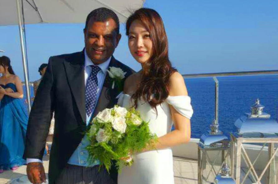 tony fernandes dan isteri korea bernama chloe